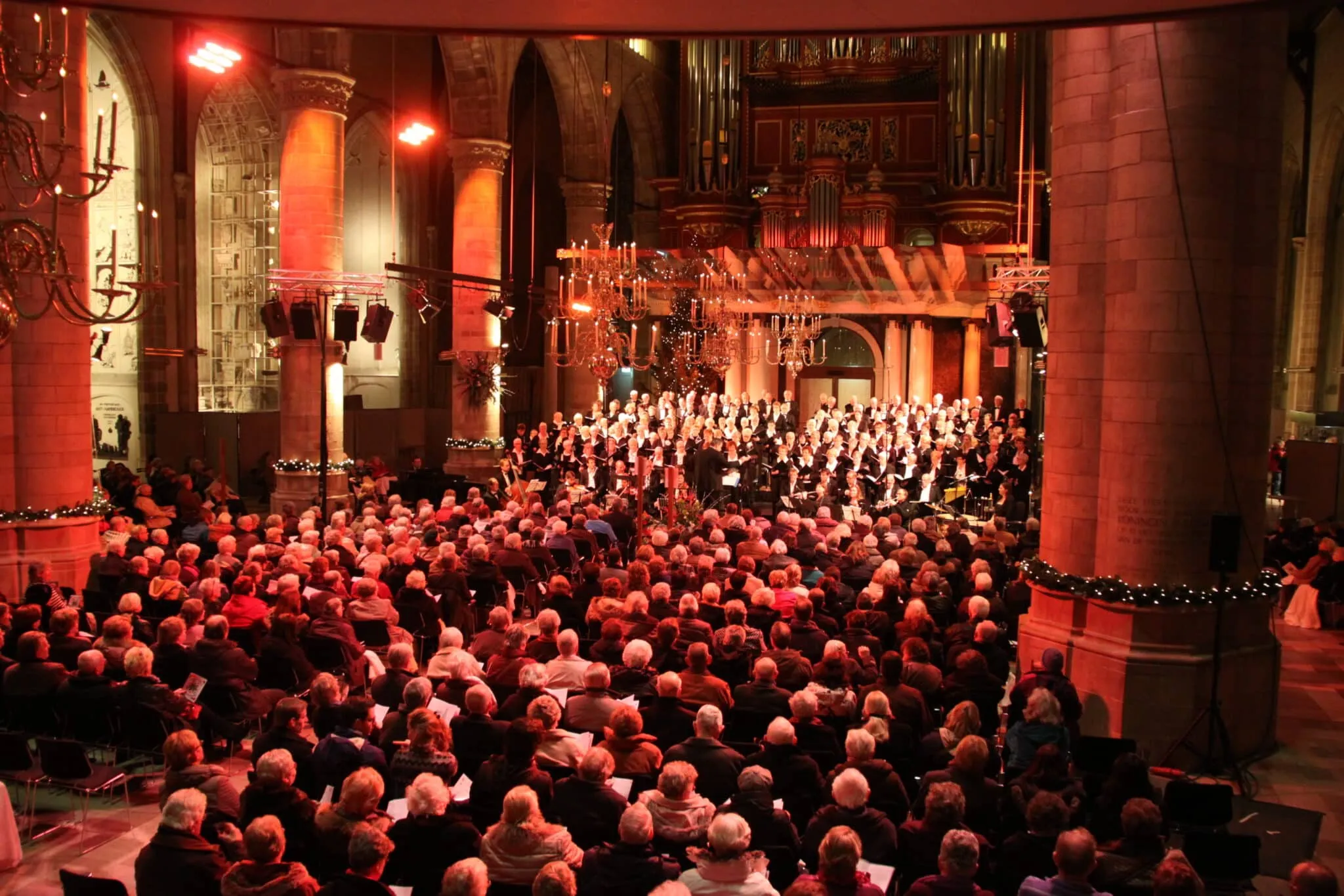 Archive photograph of choir and audience in the Laurenskerk, supplied by BuurtPas; exact edition and photographer unspecified.