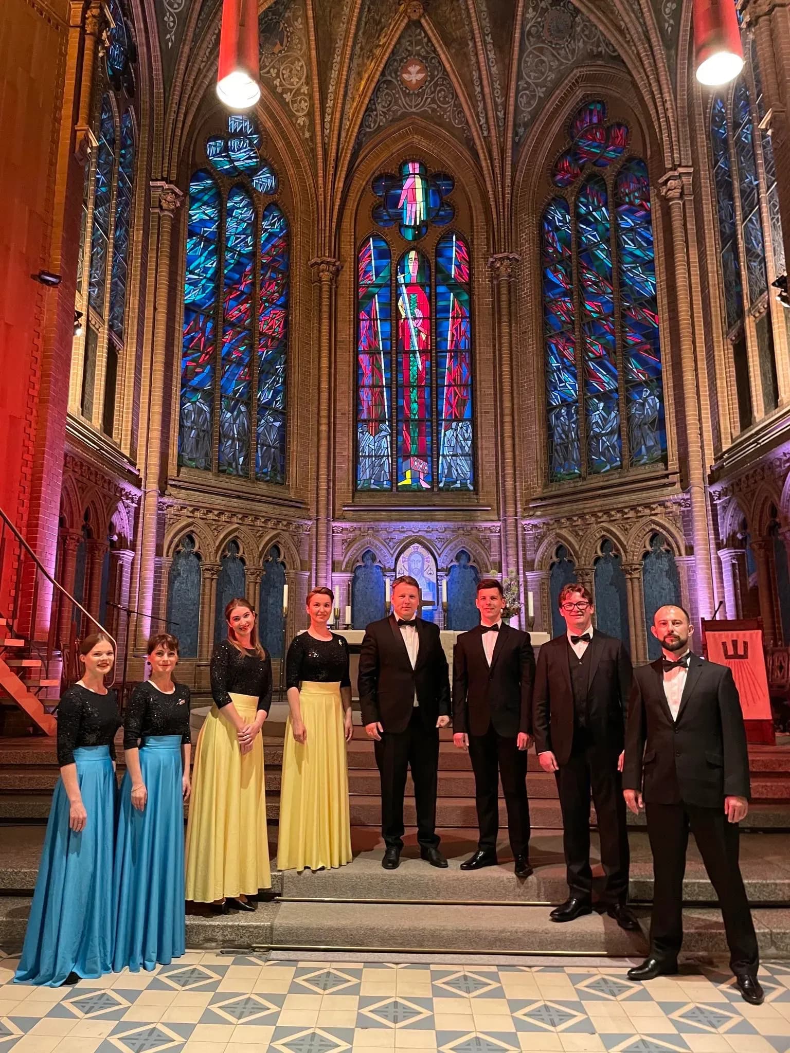 Sophia Chamber Choir in a church; ensemble photograph from the same tour’s Tricht announcement, not the Oisterwijk performance.